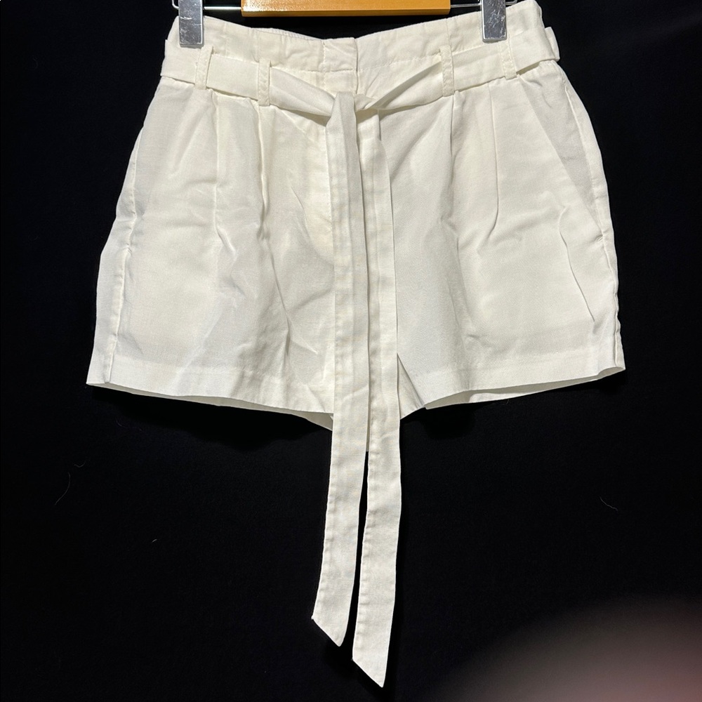 BCBG BCBGMAXAZRIA White Pleated Tie Waist Shorts Preppy Tailored Quiet Luxury